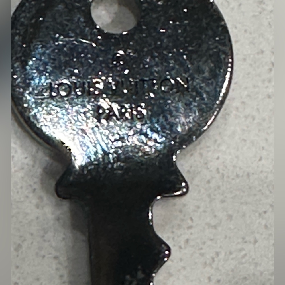 Louis Vuitton UNISEXY Gunmetal Logo Key Necklace - Picture 6 of 11